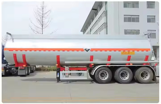 3 軸 13150*2500*4100mm 真空隔離 26CBM 2 圧力計 LNGタンクセミトレーラー